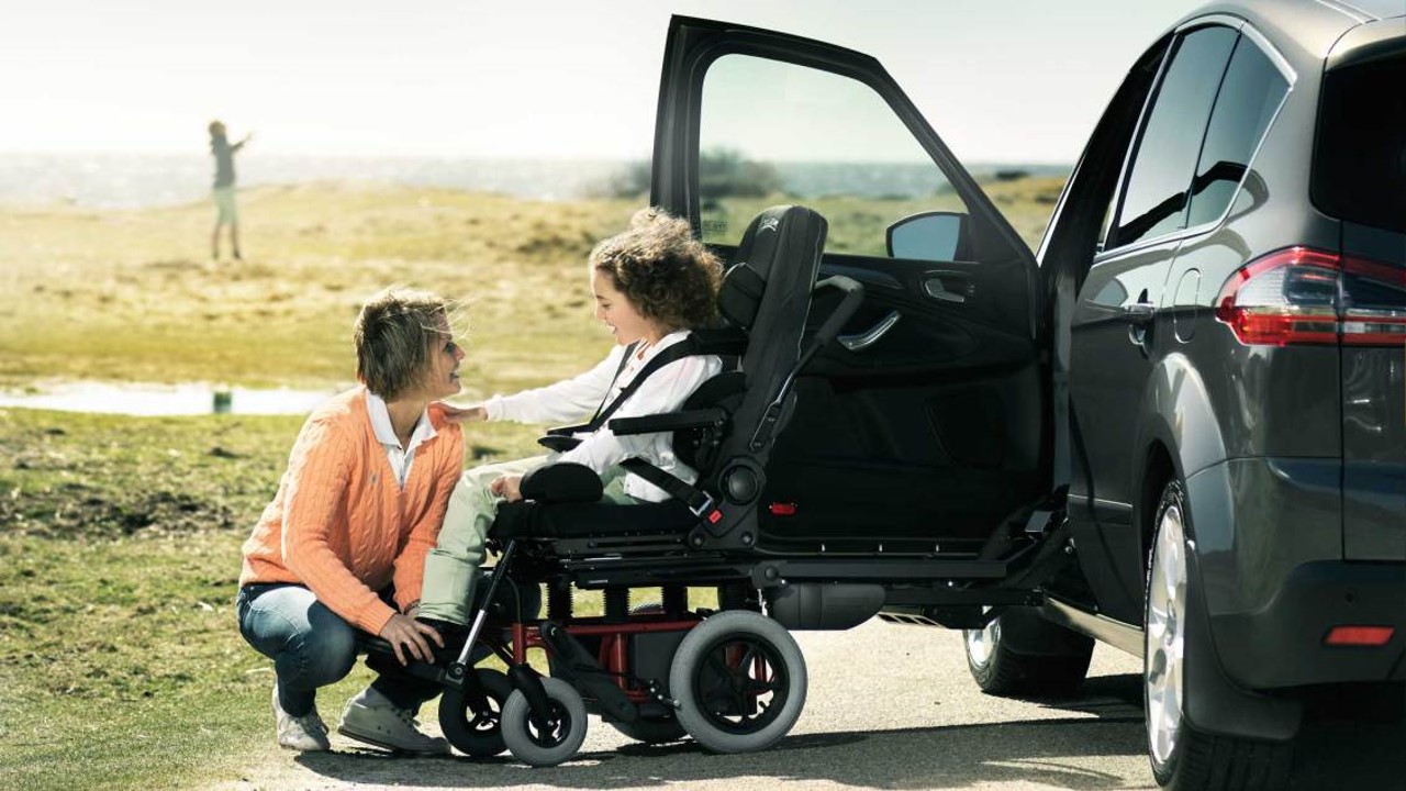 車のシートがそのまま車いすに 回転シート車いすシステム