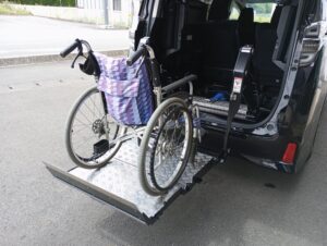 ラックス社の車椅子リフト「ライラックリフト」を取り付けたアルファード