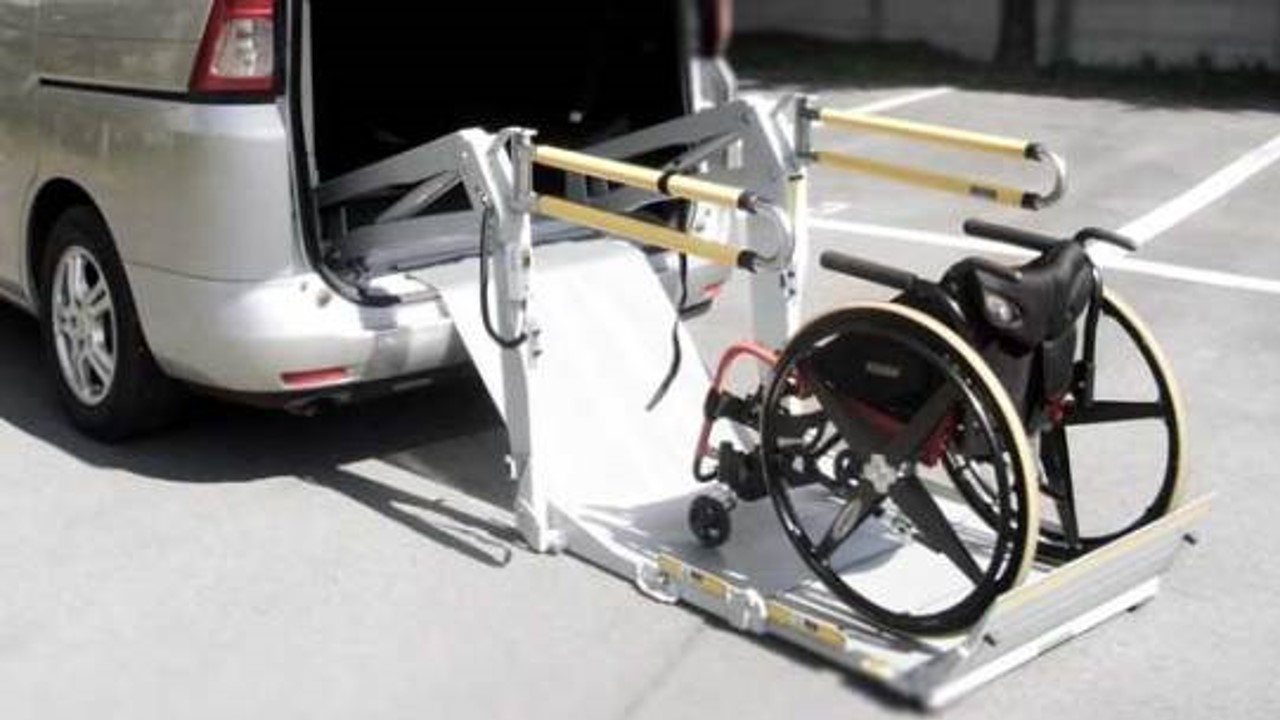お歳暮 電動式 車椅子収納装置 クレーン 後付け トヨタ 純正 - 国内 